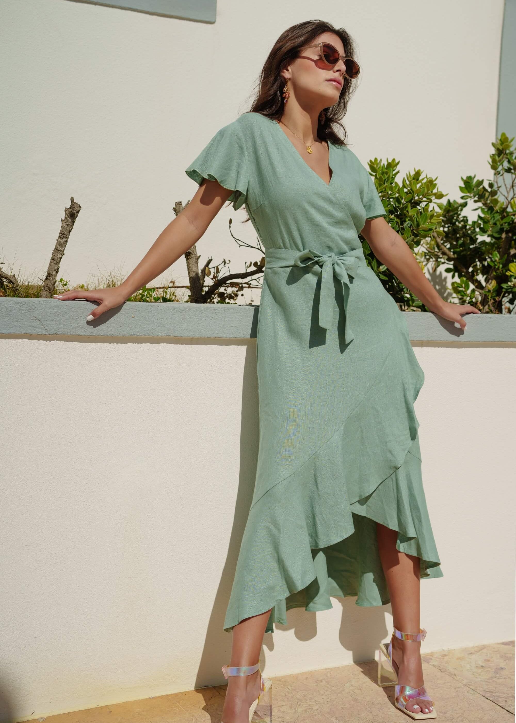 Sagen sävyinen pellavasta valmistettu juhlamekko.