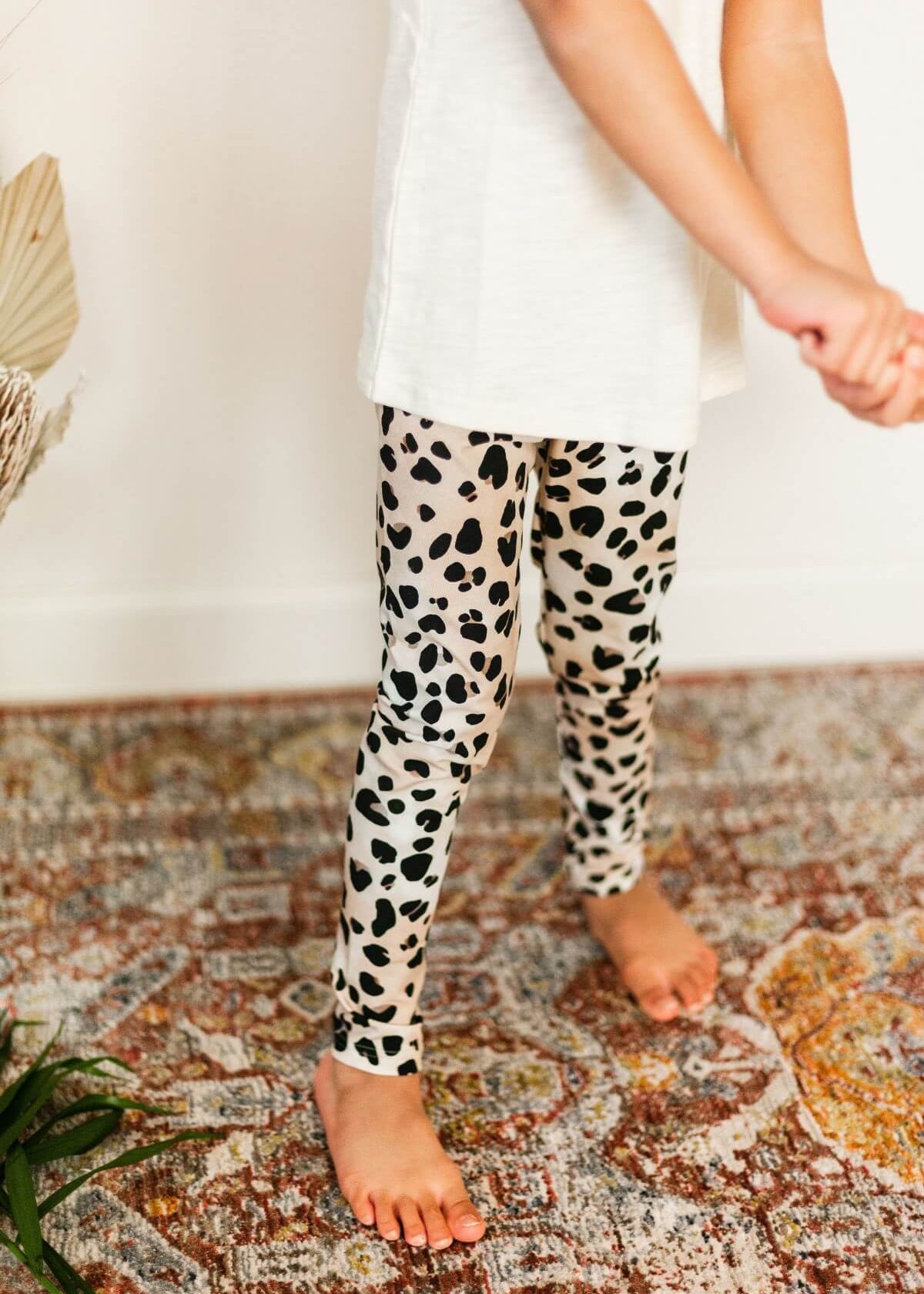 Nakoan klassinen kuosi on elävöitetty nudella sävymaailmalla ja hehkua siihen tuovat valkoisen hohtavat sävyt. Nakoan Leopard-kuosi leggingsit on valmistettu eettisesti Euroopassa.