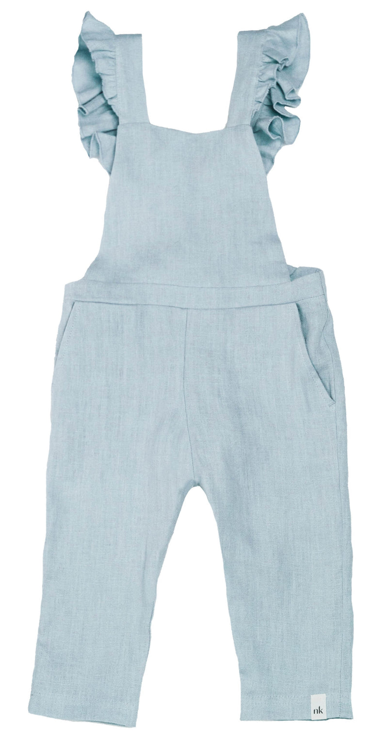 Nakoa dusty blue pellava frillahaalari, jossa säädettävät frillahenkselit. Frillahaalarissa on väljä, rento mitoitus. Tämä vaaleansininen Dusty Blue frillahaalari toimii upeasti myös samisteluun Nakoan muiden pellavatuotteiden kanssa. Nakoan lastenvaatteet on tuotettu eettisesti Euroopassa ja suunniteltu Suomessa.