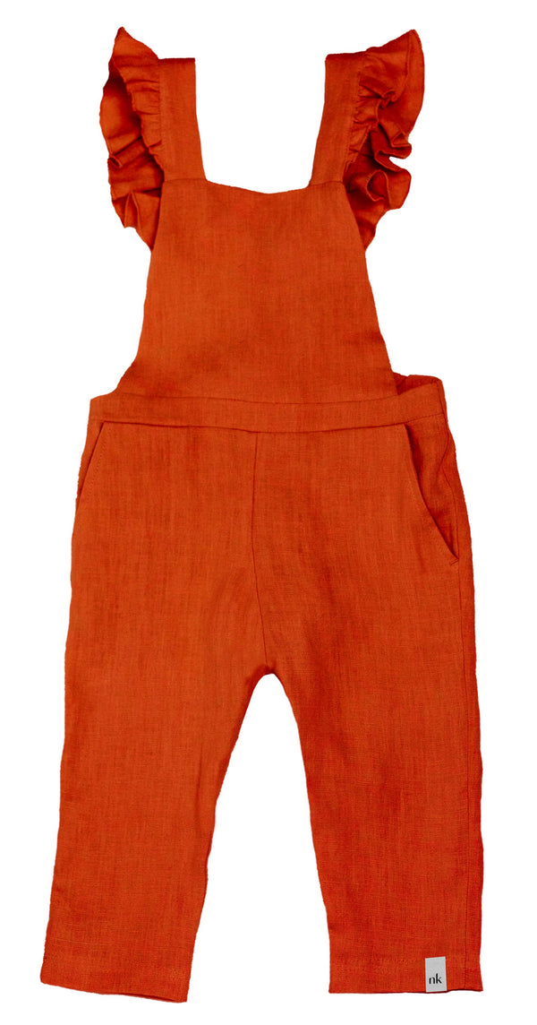 Nakoa terracotta pellava frillahaalari, jossa säädettävät frillahenkselit. Frillahaalarissa on väljä, rento mitoitus. Tämä terracotta frillahaalari toimii upeasti myös samisteluun Nakoan muiden pellavatuotteiden kanssa. Nakoan lastenvaatteet on tuotettu eettisesti Euroopassa ja suunniteltu Suomessa.