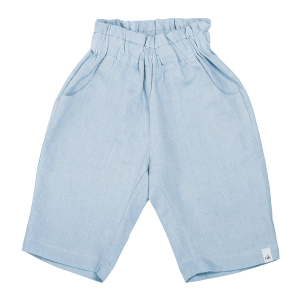 Nakoa lasten Dusty Blue pellavahousut ovat kauniita, vaaleansinisen sävyisiä housuja, joissa on pehmeä ja kestävä vaaleansininen dusty blue pellavakangas. Nämä liehuhousut ovat rennon mallisia, mukavia arkivaatteita. Pellavahousuissa on edessä taskut ja vyötäröllä kuminauha. Nakoa Lastenvaatteet on suunniteltu Suomessa ja valmistettu eettisesti Euroopassa.