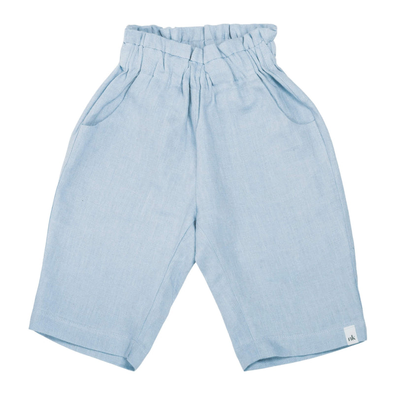Nakoa lasten Dusty Blue pellavahousut ovat kauniita, vaaleansinisen sävyisiä housuja, joissa on pehmeä ja kestävä vaaleansininen dusty blue pellavakangas. Nämä liehuhousut ovat rennon mallisia, mukavia arkivaatteita. Pellavahousuissa on edessä taskut ja vyötäröllä kuminauha. Nakoa Lastenvaatteet on suunniteltu Suomessa ja valmistettu eettisesti Euroopassa.