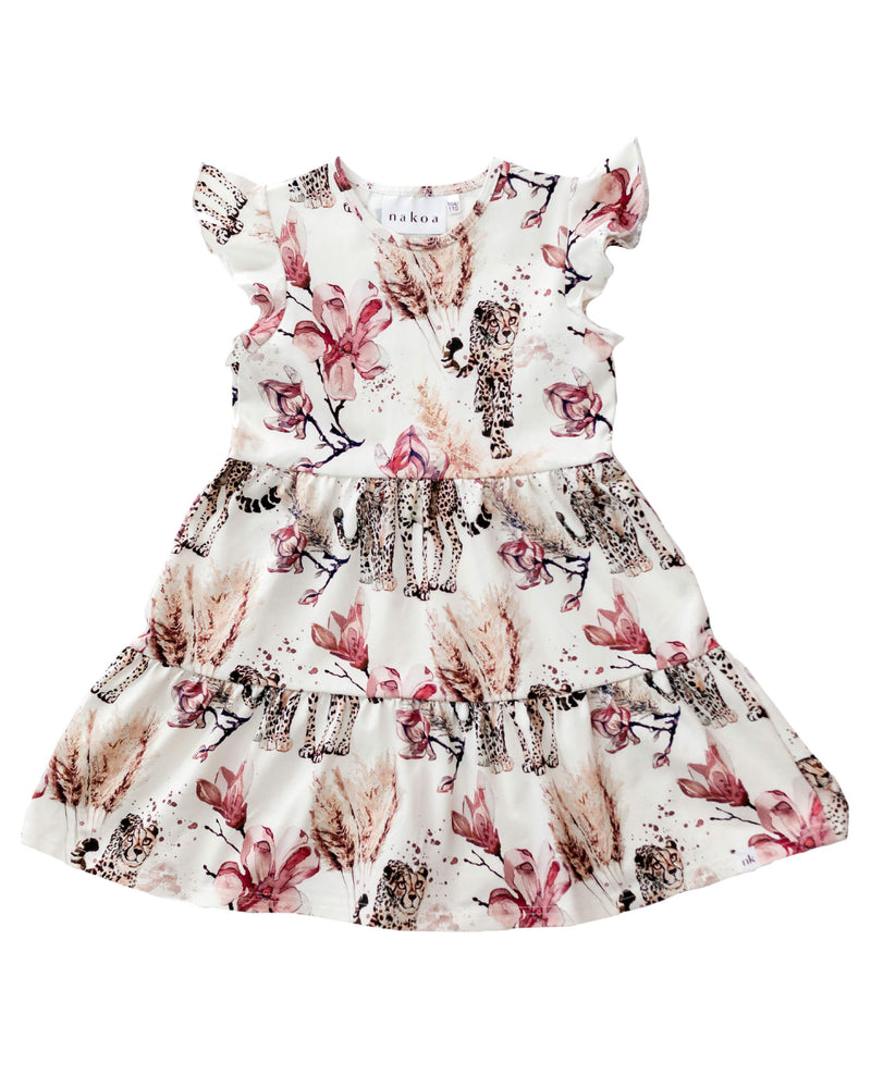 Nakoa Magnolia print lasten kerrosmekko on kaunis kesämekko, joka on valmistettu laadukkaasta GOTS puuvillatrikoosta. Mekko on valmistettu eettisesti ja ekologisesti Virossa. 