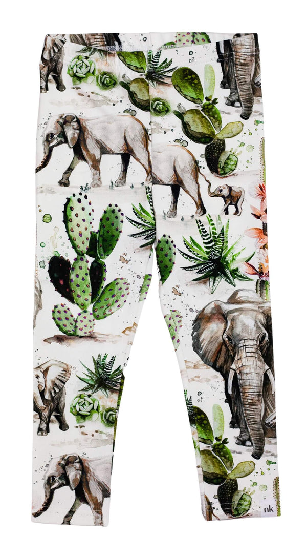 Nakoa Wild Wanderers print leggings. Pirteässä Wild Wanderers-printissä ilmeikkäät elefantit vuorottelevat kaktusten kanssa. Wild Wanderers -printti on pääsävyltään raikkaan vihreä ja elefanteissa vaihtelevat ruskean eri sävyt. Nakoa Print Leggings ovat rennon mallisia, mukavia arkivaatteita GOTS-sertifioidusta puuvillatrikoosta. Lastenvaatteet on suunniteltu Suomessa ja valmistettu Euroopassa.