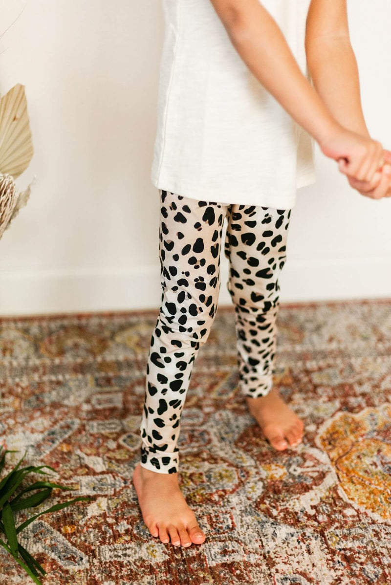Nakoan klassinen kuosi on elävöitetty nudella sävymaailmalla ja hehkua siihen tuovat valkoisen hohtavat sävyt. Nakoan Leopard-kuosi leggingsit on valmistettu eettisesti Euroopassa.