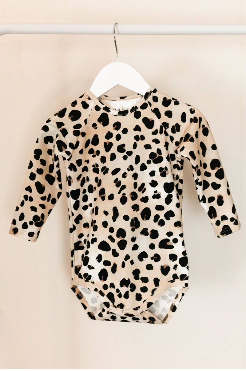 Nakoa Leopard print body. Nakoan Leopardi-printti on sävyltään elävainen vaaleanruskea ja hohtoa siihen tuovat heleät valkoisen sävyt. Nakoan lastenvaatteet ovat GOTS sertifioitua puuvillaa. Ne on suunniteltu Suomessa ja valmistettu ekologisesti Euroopassa.